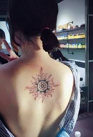 klein mager meisje terug kleine zon tattoo patroon