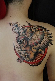 tatouage créatif hibou couleur homme dos