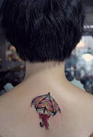 cov ntxhais rov qab tshiab thiab zoo nkauj pleev xim me me lub kaus tattoo