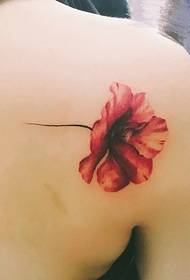 'n helder blom-tatoeëringpatroon agterop