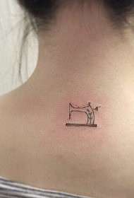 le ragazze appoggiano un bel tatuaggio sulla macchina da cucire