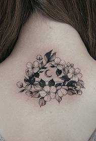 disegno del tatuaggio luna fiore sulla spalla posteriore