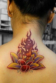 美麗的背部蓮花和火焰紋身圖片