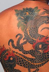 a hátsó függő sült napok hagyományos sárkány tetoválás mintája