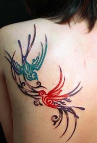 totem della spalla posteriore ingoia il disegno del tatuaggio