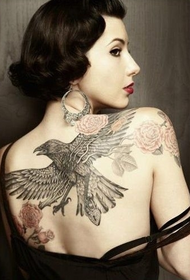 žena späť módne umenie orol ruže tetovanie