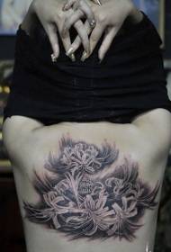 ragazze indietro bellissimo modello di tatuaggio floreale