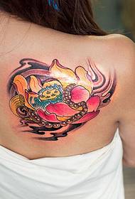 sexig tjej tillbaka vacker lotuspärlor tatuering