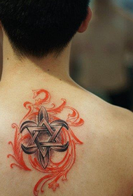 meninos só olham para o belo padrão de tatuagem de estrela de seis pontas