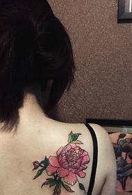 Tyylikkäät jumalatar takana kukka tatuointi tatuoinnit naisellinen täynnä
