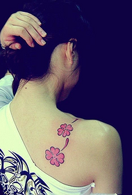 tatuaje de trevo de catro follas de cor de beleza