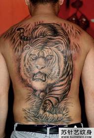 werom manlike man realistyske 3d tiger tatoet