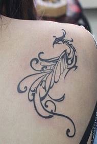 простая и элегантная татуировка феникса на спине девушки