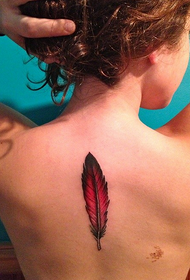 kvinnlig röd fjäder tatuering