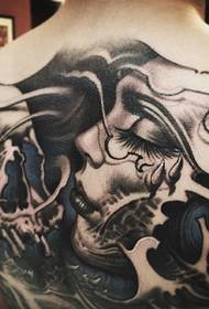 immagine del tatuaggio totem bianco e nero sul retro dell'indulgenza individuale