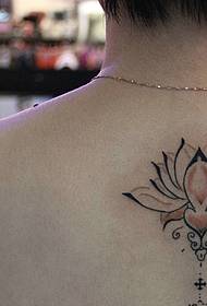 patrón de tatuaje de loto de moda sobre la columna vertebral