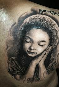 문신에 어린 소녀의 초상화
