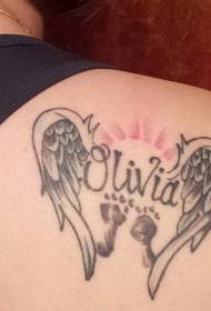 tatuaggio di impronta di bambino sulle spalle della spalla posteriore