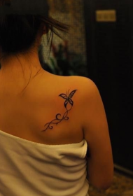 τα κορίτσια πίσω μοτίβο τατουάζ πεταλούδα αμπέλου