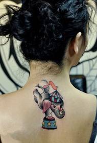 le ragazze tornano al circo in grande come un tatuaggio delicato