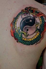 Tatuaggio posteriore di pettegolezzo drago cinese