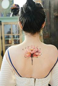 un tatuu di tatuaggio di lotus nantu à a spalle hè assai eleganti