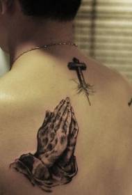 manos traseras masculinas rezando patrón de tatuaje cruzado