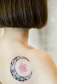 लहान केसांची मुलगी परत सुंदर दिसणारा चंद्र आणि पाकळ्याचा टॅटू टॅटू