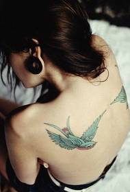 seksīga skaistuma muguras putna tetovējums