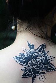 delicado tatuaje de rosa en la espalda de la niña