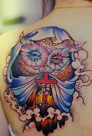 tatuagem de coruja traseira com cruz