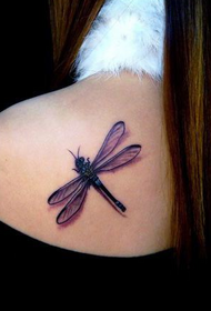 tattoo dragonfly atá ag amharc ar chailín ar ais
