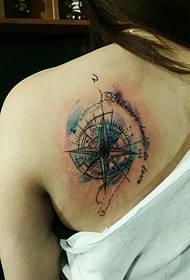 Meedchen zréck Perséinlechkeet Kompass Tattoo Bild