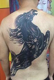 zrel moški hrbet ima čudno živalsko tetovažo