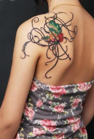 bellissimo motivo a farfalla a forma di tatuaggio sulla spalla