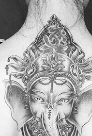 foto de tatuaxe de elefante en branco e negro no centro das costas