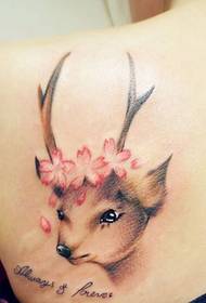 krásné malé zvíře funguje tetování přes rameno