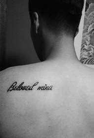 padrão simples de tatuagem em inglês para as costas dos homens