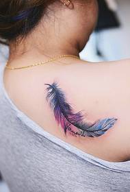 Flickans rygg är ett charmigt tatueringsmönster för fjäder