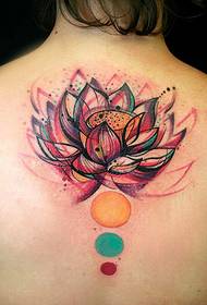 kobiecy tatuaż z lotosu