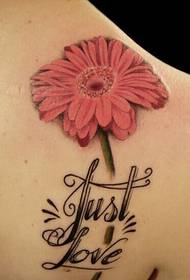 bloemen op de schouders en Engelse alfabet-tatoeages