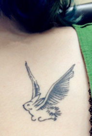 tatuaggio carino di coniglio di giada volante femmina sul retro