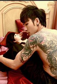 歌手陳Xulongのタトゥー