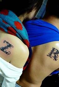 modello di tatuaggio alfabeto coppia spalla inglese