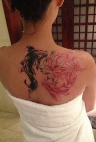 lány vissza divat tintahal tetoválás