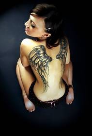 dievčatá zadné krídla tetovanie