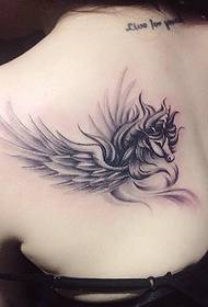 bellesa enrere bell tatuatge d’unicorn