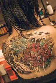 Tatuaj cu flori frumoase pe spatele frumuseții brunetei