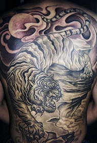 Tatuaje de tigre descendente masculino dominador