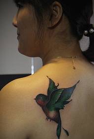 un tatuaje de golondrina viva es muy lindo